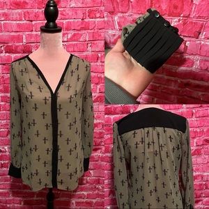 Women’s XS Chelsea & Violet Camo Green Long-Sleeved Top